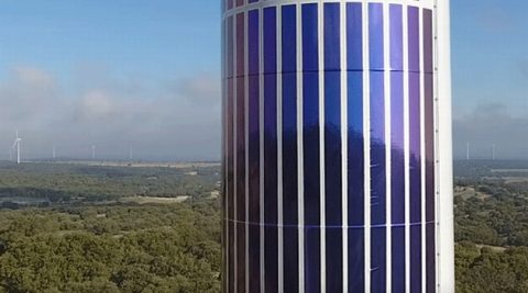Panele fotowoltaiczne na elektrowni wiatrowej