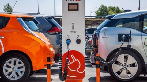 Jak spółki energetyczne chcą zarabiać na stacjach ładowania