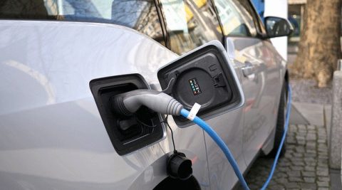 Liczba elektryków i hybryd typu plug-in przekroczyła w Polsce 10 tys.