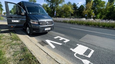 Elektryki na buspasy. Pierwsze oznaczenia EV pojawiły się w Łodzi