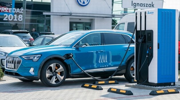 VW instaluje w Polsce stacje ładowania zasilane fotowoltaiką