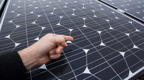 Mycie paneli fotowoltaicznych. Jaki ma wpływ na pracę instalacji PV?