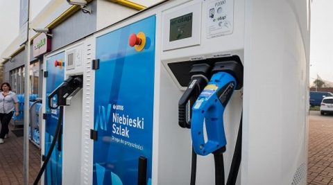 Lotos wprowadza opłaty za ładowanie elektryków. Taniej niż u konkurencji?