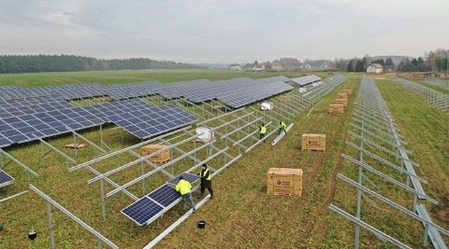Nomad Electric zbuduje 35 farm PV na modułach dwustronnych