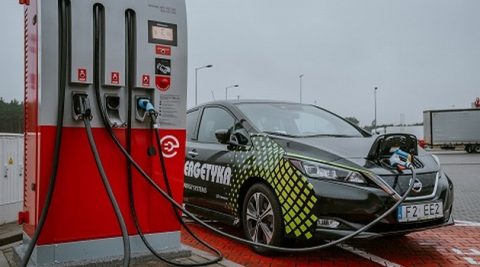 Ładowarki Ekoenergetyki na stacjach Orlenu. Nawet 100 kW