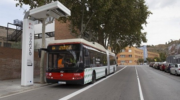 Polskie stacje naładują autobusy elektryczne w Barcelonie