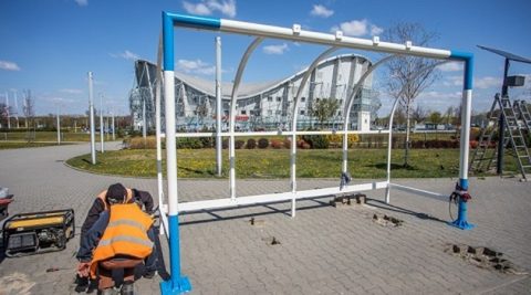 W Płocku powstają wiaty przystankowe zasilane fotowoltaiką