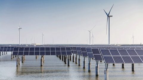 Elektrownie fotowoltaiczne i wiatrowe zdominują globalną energetykę