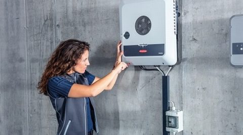 Nowość w sektorze mikroinstalacji: falownik ze zintegrowaną funkcją zasilania rezerwowego