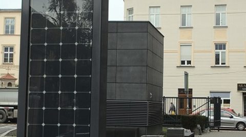 Studenci AGH zbudowali fotowoltaiczną ławkę