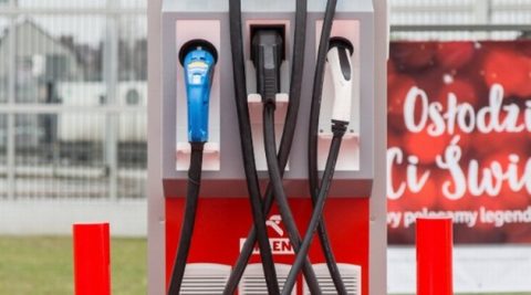 Orlen wprowadza opłaty za ładowanie aut elektrycznych