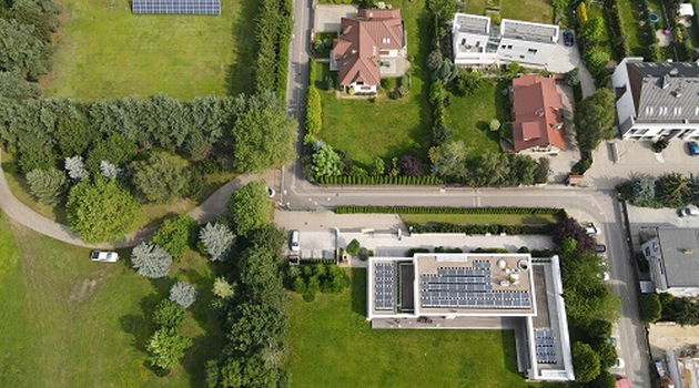Dom bez rachunków. Dzięki fotowoltaice jest prawie samowystarczalny energetycznie