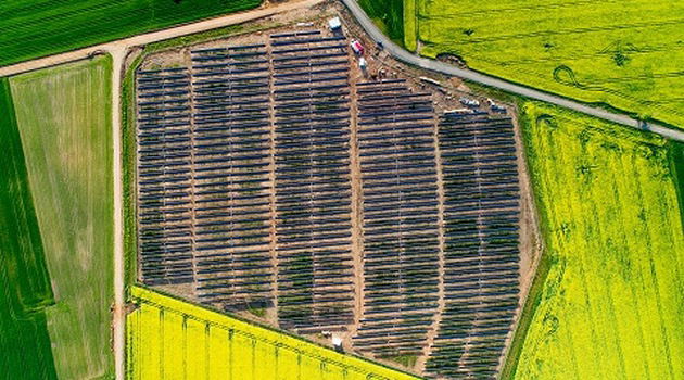 Green Genius zakupi projekty farm fotowoltaicznych i biogazowni w Polsce