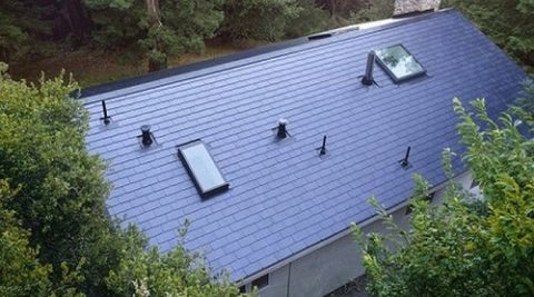 Duży spadek instalacji solarnych Tesli. Problem z komponentami