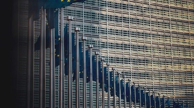 Bruksela upomina Polskę w sprawie dyrektywy OZE