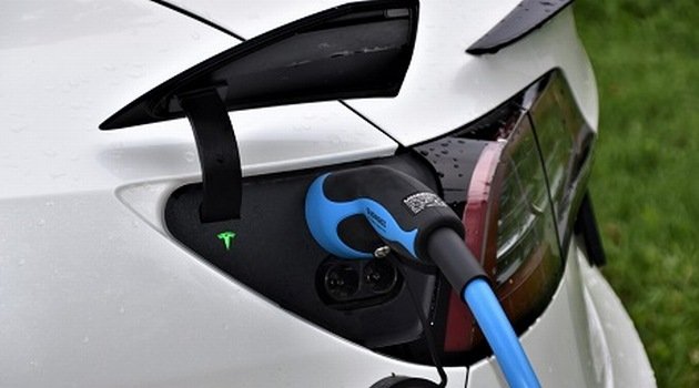 Polacy coraz chętniej sięgają po dotacje na auta elektryczne