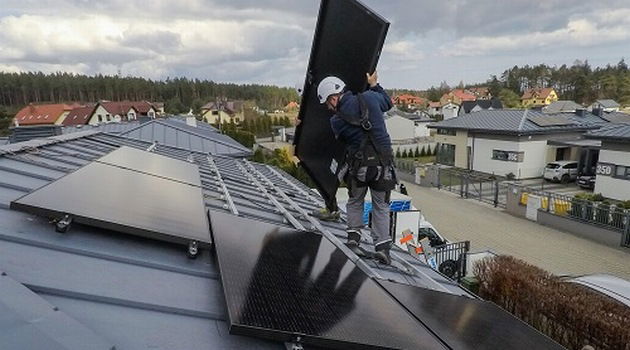 Dostawca dachowej fotowoltaiki nadal na minusie