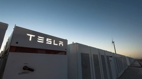 Tesla bije rekord w magazynach energii, milczy ws. solarnych dachów