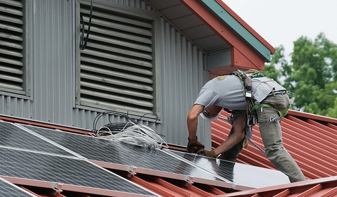 Net-metering z opłatą dystrybucyjną czy bez? Na co może liczyć polski prosument?