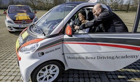 Daimler uruchamia szkołę nauki jazdy samochodami elektrycznymi