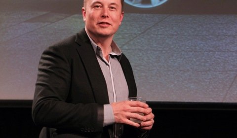 Elon Musk buduje fabrykę paneli fotowoltaicznych
