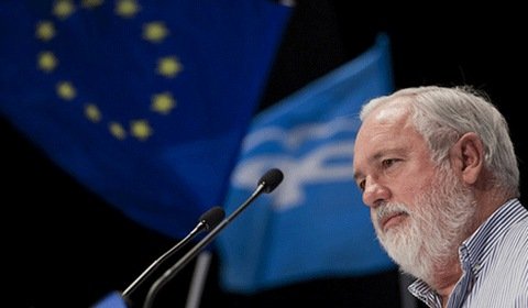 Komisarz UE odpowiada prezydentowi Dudzie: wszyscy inwestują w OZE