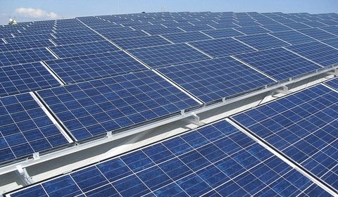 Powstaje największy na świecie solarny carport
