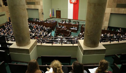 Ustawa o OZE: PiS proponuje kompromis ws. taryf gwarantowanych