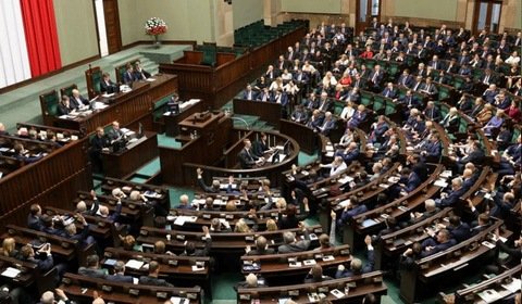 Nowy system wsparcia dla OZE dopiero za pół roku. Sejm uchwalił nowelizację ustawy o OZE