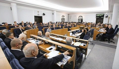 Nowelizacja ustawy o OZE wraca jednak do Sejmu. Senat przyjął 17 poprawek
