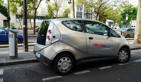 Elektryczny car-sharing w Paryżu ofiarą swego sukcesu