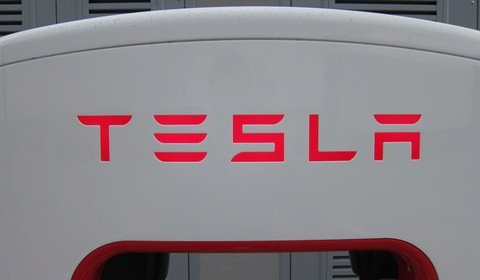 Tesla: koszt baterii litowo-jonowych niższy o 35 proc.
