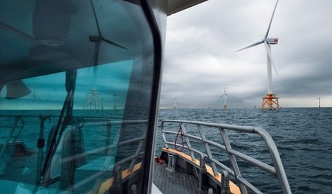 Ogromna farma wiatrowa na Morzu Północnym z turbinami Senvion