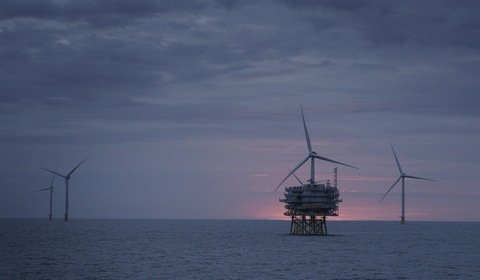 Ostatnia turbina na jednej z największych farm wiatrowych na morzu