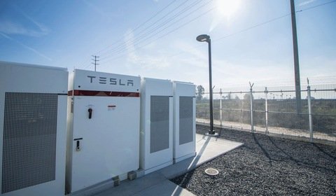 Tesla sprzedaje coraz więcej magazynów energii, gorzej w PV