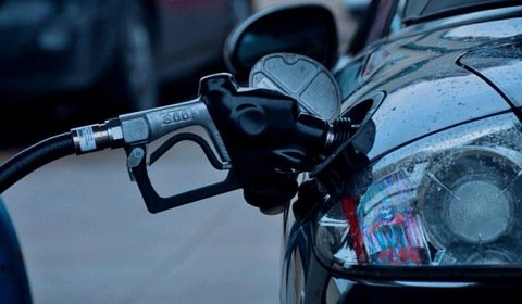 Do ceny paliwa doliczana będzie „opłata emisyjna”