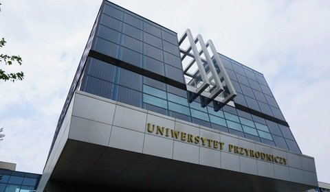 Fasada budynku wrocławskiej uczelni produkuje energię