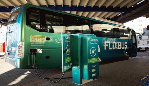 Dalekobieżny autobus elektryczny FlixBus pojedzie na zielonej energii