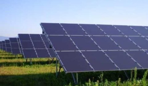 Ile energii wyprodukowała i ile zarobiła w pierwszym roku farma solarna w Wierzchosławicach?