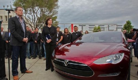 Tesla tłumaczy się z pożaru elektrycznego Modelu S